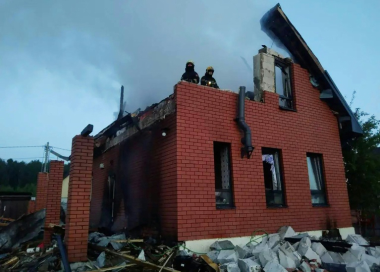 Photo diffusée sur le canal Telegram officiel du gouverneur de la région de Moscou Andreï Vorobiov, le 17 mai 2026, montrant un bâtiment en feu après une attaque aérienne sur un lieu non divulgué dans la région de Moscou ( TELEGRAM / @vorobiev_live / Handout )