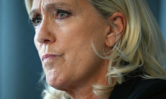 La candidate RN à la présidentielle Marine Le Pen à Moissac dans le Tarn-et-Garonne le 12 octobre 2026 ( AFP / Lionel BONAVENTURE )
