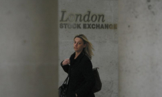 Une femme sort de la Bourse de Londres