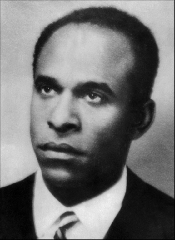Photo datée des années 50 du psychiatre martiniquais Frantz Fanon, qui théorisa dès 1952le terme "négrophobie" ( AFP / STF )