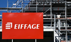 Le logo du groupe de construction français Eiffage est visible sur un chantier à Paris