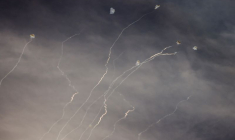 Le système de défense antimissile israélien Iron Dome intercepte des missiles en provenance du Liban