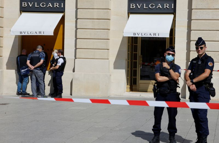 UNE BIJOUTERIE BULGARI BRAQUÉE À PARIS, 10 MILLIONS D'EUROS DE BUTIN