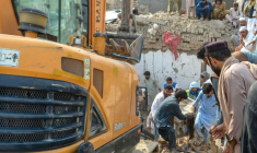 Des personnes transportent le corps d'une victime après un attentat contre un poste de contrôle de police à Bannu, dans le nord-ouest du Pakistan, le 10 mai 2026 ( AFP / Karim ULLAH )