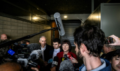 Sabine Grateloup (2e D), mère de Théo Grateloup (C) à la sortie du tribunal de Vienne, le jour du procès du groupe allemand Bayer, Theo Grataloup à la sortie du tribunal de Vienne, le jour du procès du groupe allemand Bayer, le 3 avril 2025 ( AFP / JEFF PACHOUD )