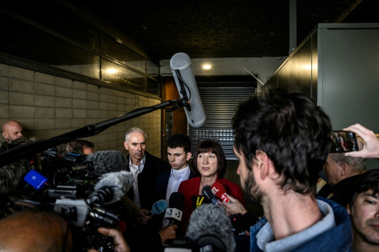 Sabine Grateloup (2e D), mère de Théo Grateloup (C) à la sortie du tribunal de Vienne, le jour du procès du groupe allemand Bayer, Theo Grataloup à la sortie du tribunal de Vienne, le jour du procès du groupe allemand Bayer, le 3 avril 2025 ( AFP / JEFF PACHOUD )