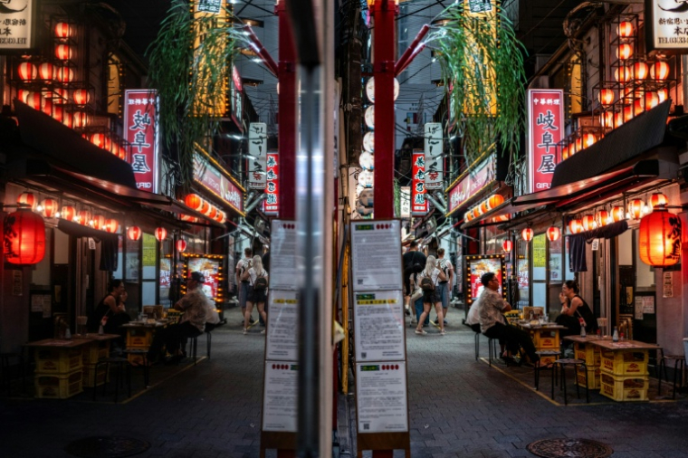 Des restaurants dans une rue du quartier de Shinjuku, à Tokyo, le 11 août 2026 ( AFP / Philip FONG )