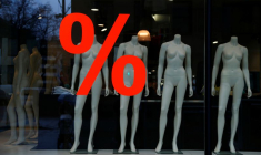 Un panneau de réduction est affiché dans la vitrine d'un magasin de vêtements à Francfort
