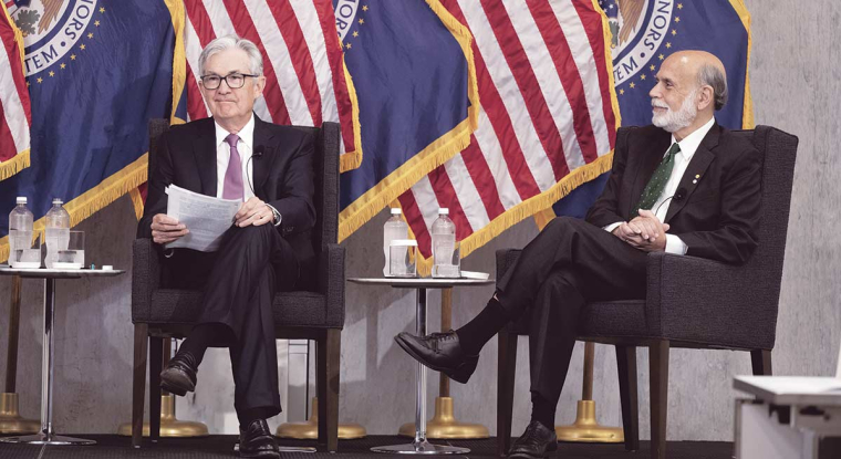 Jerome Powell, ici accompagné de Ben Bernanke, l’ancien directeur de la Réserve fédérale (2006-2014), vise une «inflation durablement à 2%». (© FED)
