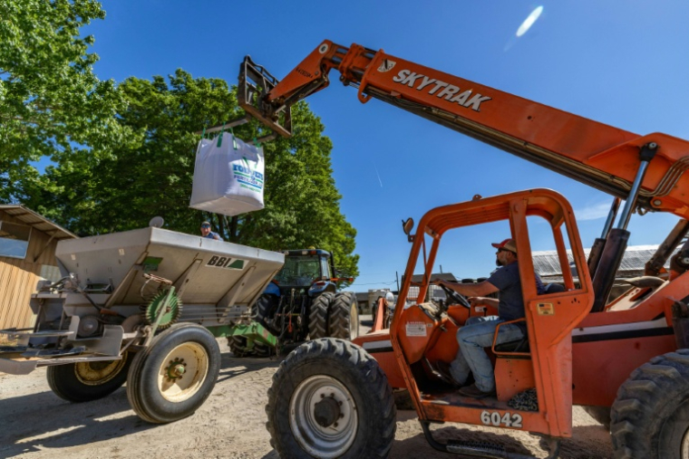 Des engrais sont chargés dans des machines en vue de leur épandage sur la ferme d'Andy Corriher à China Grove, en Caroline du Nord, le 10 avril 2026 ( AFP / Grant Baldwin )