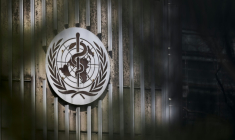 Logo de l'OMS, au siège de l'organisation, le 13 mars 2025 à Genève ( AFP / Fabrice COFFRINI )