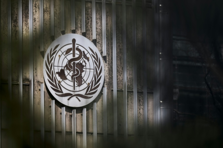 Logo de l'OMS, au siège de l'organisation, le 13 mars 2025 à Genève ( AFP / Fabrice COFFRINI )