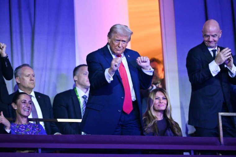 Le président américain Donald Trump danse sur la chanson du groupe The Village People "YMCA" lors du tirage au sort de la Coupe du monde de football de la FIFA 2026 au Kennedy Center, à Washington, le 5 décembre 2025 ( POOL / Mandel NGAN )