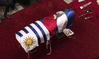 Des Uruguayens assistent à la veillée funèbre de Mujica à l'intérieur du palais législatif