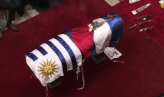Des Uruguayens assistent à la veillée funèbre de Mujica à l'intérieur du palais législatif
