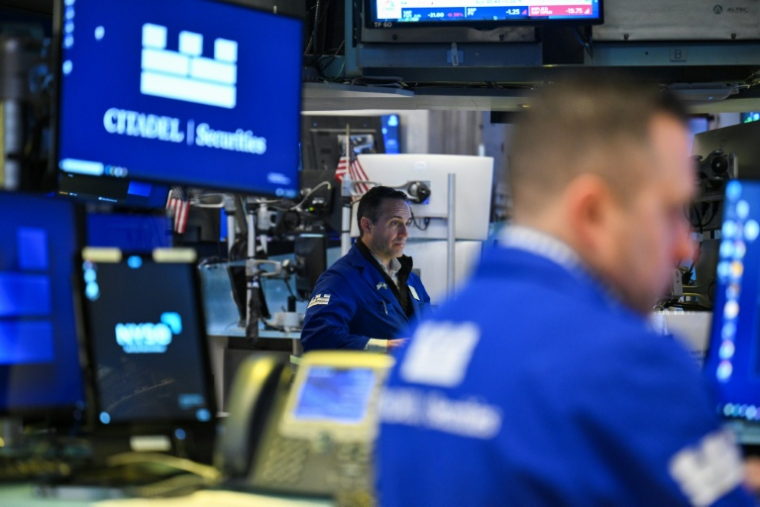 Un opérateur à la Bourse de New York, le 29 avril 2025. ( AFP / ANGELA WEISS )
