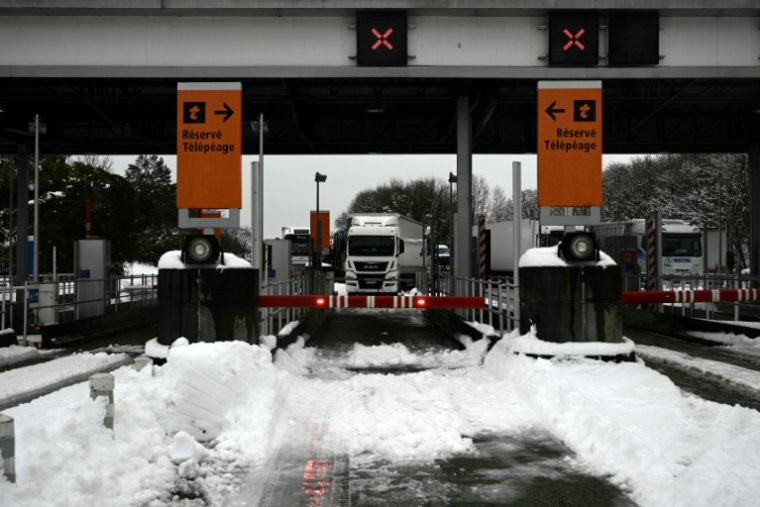 Des poids lourds attendent de pouvoir accéder à l'autoroute A10, le 7 janvier 2026 à Saintes, en Charente-Maritime ( AFP / Philippe LOPEZ )