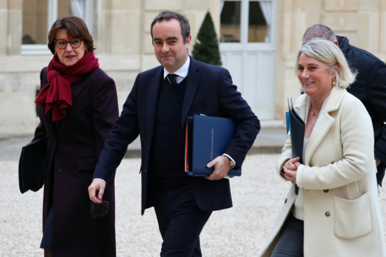 De gauche à droite la ministre de l'Agriculture Annie Genevard, le Premier ministre Sébastien Lecornu et la ministre de la Santé Stéphanie Rist, le 5 janvier 2026, à Paris ( AFP / Ludovic MARIN )