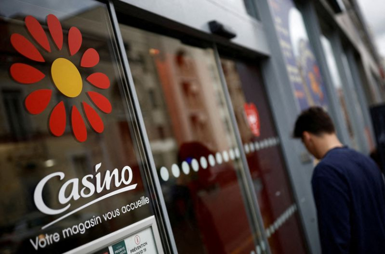 Un logo du détaillant français Casino à l'extérieur d'un supermarché Casino à Nantes