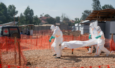 Des agents sanitaires transportent à la morgue du Centre médical évangélique de Nyankunde (RDCongo) le corps d’une personne décédée d'Ebola, le 13 juin 2026  ( AFP / Jospin Mwisha )