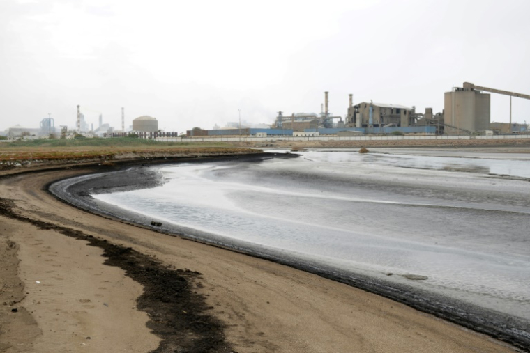 Des déchets de phosphogypse, résidu de la production d'engrais, sur une plage près d'une usine à Gabès, en Tunisie, le 22 mai 2025. ( AFP / MOURAD MJAIED )