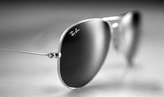 essilor luxottica lunettes aviator (Crédit:  / EssilorLuxottica médiathèque)