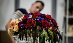 Un fleuriste au concours professionnel Worldskills 2023, au parc Eurexpo Lyon, le 15 septembre 2023.  ( AFP / JEFF PACHOUD )
