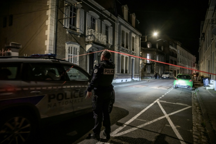 La police sécurise les lieux après une explosion dans une agence d'assurances à Montluçon le 10 novembre 2025 ( AFP / Jeff PACHOUD )