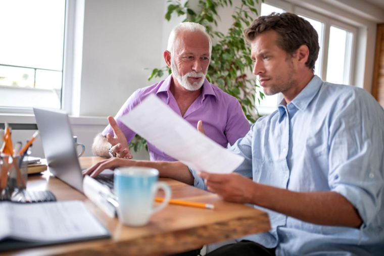 Le pacte Dutreil est un outil précieux pour faciliter la transmission d’une entreprise familiale. Il permet de réduire les charges fiscales des héritiers et de garantir la continuité de l’activité. ( crédit photo : Shutterstock )