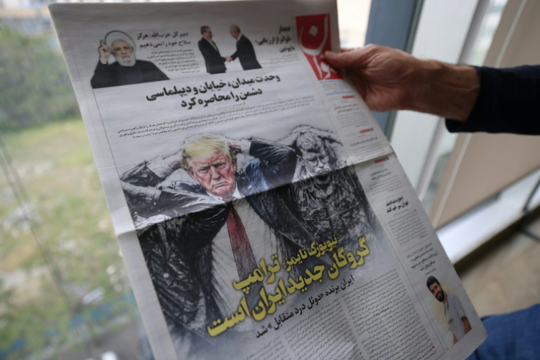 La une du journal iranien Javan, qui écrit "Trump est le nouvel otage de l'Iran", accompagné d'un dessin représentant le président américain Donald Trump en otage, à Téhéran, le 28 avril 2026 ( AFP / ATTA KENARE )
