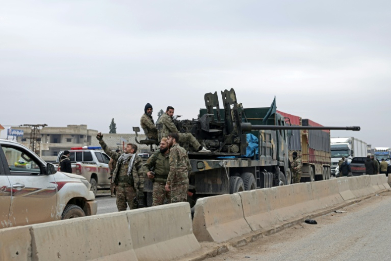 Des militaires syriens entrent dans la ville de Deir Hafer, à l'est d'Alep, le 17 janvier 2026 ( AFP / Bakr ALkasem )