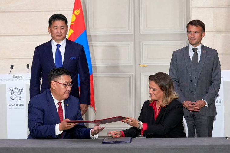 Le président français Emmanuel Macron et le président mongol Ukhnaagiin Khurelsukh à l'Elysée à Paris, en France