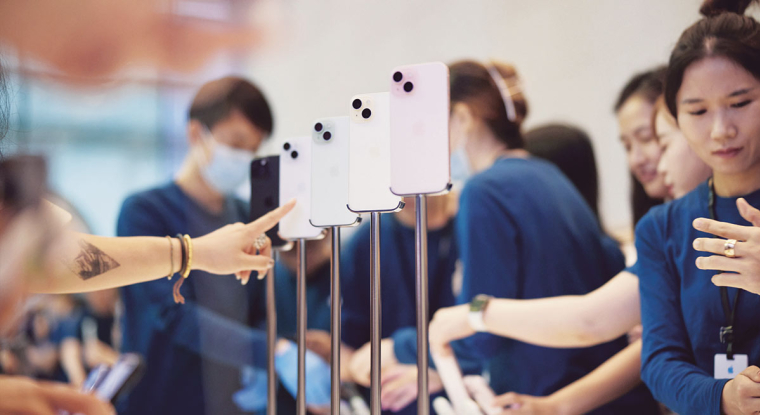 Pour tenter de redynamiser ses ventes, Apple a présente l'IPhone 15 et l'Apple Watch Serie 9. Dans un marché du smartphone en baisse ce sont les appareils haut de gamme qui se portent le mieux. (© Apple)