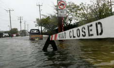 Un signe indique la fermeture d'une route inondée dans le New Jersey, à Ocean City, le 27 septembre 2026 ( AFP / Matthew Hatcher )