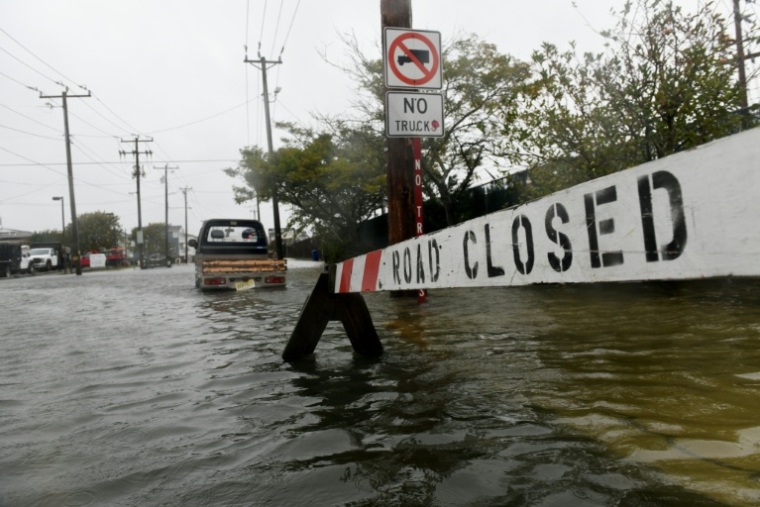 Un signe indique la fermeture d'une route inondée dans le New Jersey, à Ocean City, le 27 septembre 2026 ( AFP / Matthew Hatcher )