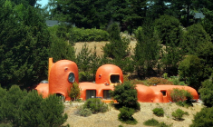 Bataille de permis de construire autour de la «maison des Pierrafeu» (Crédit photo: Sergei - Wikimedia Commons)