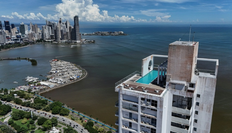 Vue aérienne de la baie dans la ville de Panama, après un puissant séisme, le 9 octobre 2026 ( AFP / MARTIN BERNETTI )