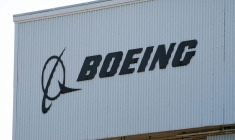Un logo Boeing se trouve sur un bâtiment près de Boeing Field, à Seattle