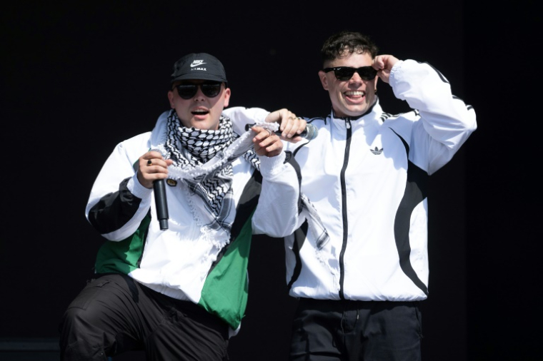 Mo Chara (G) et Moglai Bap (D), du groupe de rap nord-irlandais Kneecap, en concert festival de Glastonbury à Pilton, dans le sud-ouest de l'Angleterre, le 28 juin 2025 ( AFP / Oli SCARFF )