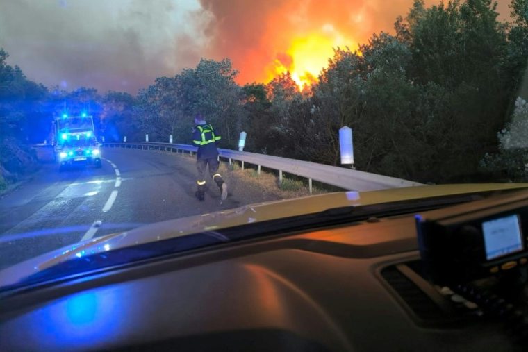 Un pompier dans le département de l'Aude près de Ribaute et de Saint-Laurent-de-la-Cabrerisse, dans l'Aude, le 7 août 2025 ( Sécurité civile / Handout )