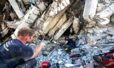 Des membres du 7e régiment d'instruction et d'intervention de la sécurité civile française recherchent des victimes dans les décombres d'un bâtiment endommagé à Catia La Mar, dans l'État de La Guaira, le 29 juin 2026 au Venezuela ( POOL / Miguel MEDINA )