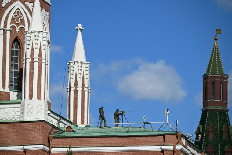 Des snipers surveillent l'assistance lors du défilé du 9 mai 2025 à Moscou ( AFP / Kirill KUDRYAVTSEV )
