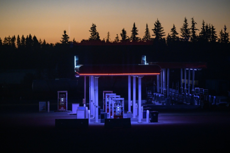 Une station essence à Grassland, en Alberta, au milieu de la forêt boréale, le 6 septembre 2022 ( AFP / Ed JONES )