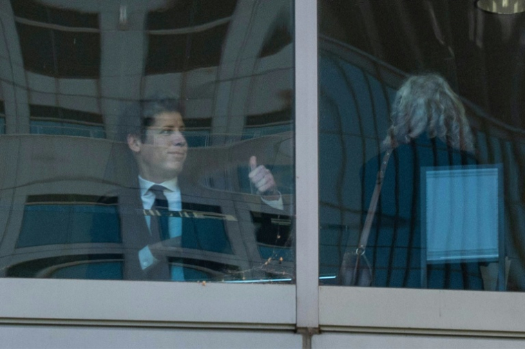 Le PDG d'OpenAI, Sam Altman, aperçu derrière une vitre au tribunal fédéral d'Oakland, en Californie, lors d'une pause dans le procès OpenAI contre Musk, le 29 avril 2026 ( AFP / Amy Osborne )