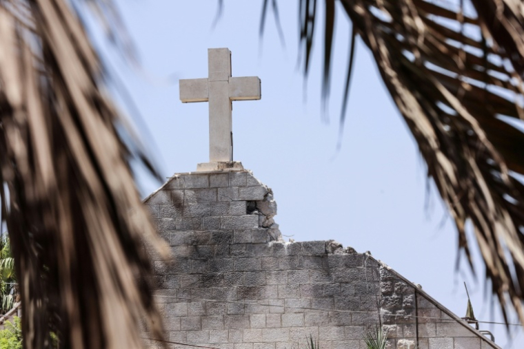 Vue de l'église de la Saint-Famille à Gaza, après une frappe israélienne le 17 juillet 2025 ( AFP / Omar AL-QATTAA )
