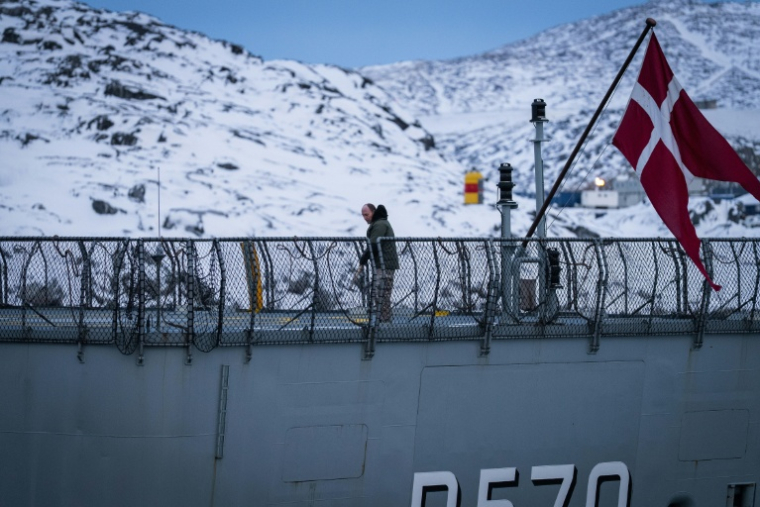Un membre d'équipage sur le pont du patrouilleur HDMS Knud Rasmussen de la Marine royale danoise amarré dans le port de la capitale groenlandaise Nuuk, le 17 janvier 2026 ( AFP / Alessandro RAMPAZZO )