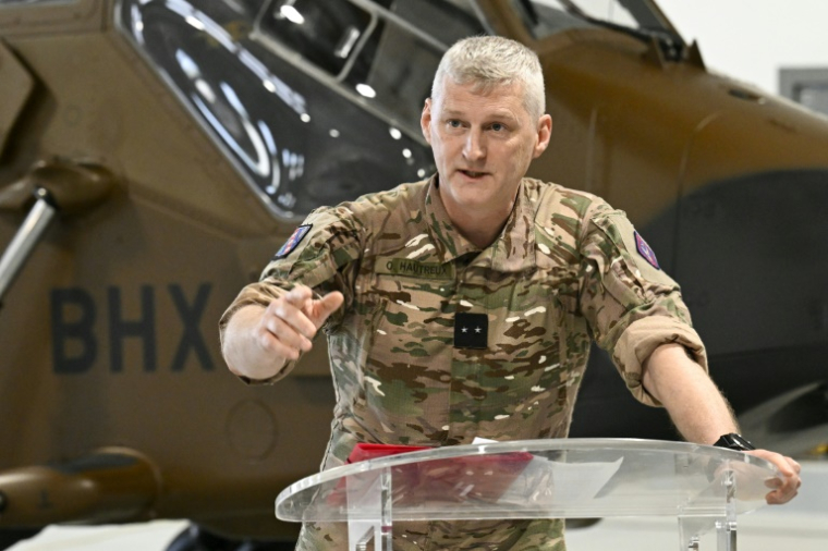 Le général Olivier Hautreux, commandant la 4e brigade d'aérocombat devant un hélicoptère Tigre au 1er RHC (1er régiment d'hélicoptères de combat) à Phalsbourg, en Moselle, le 2 juin 2026 ( AFP / Jean-Christophe Verhaegen )