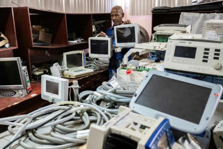 Luis Alexis Duncan, technicien en ingénierie médicale, déplace des moniteurs devant être réparés au sein de l'Insitut de cardiologie et chirurgie cardiovasculaire  de La Havane, le 1er juillet 2026 ( AFP / YAMIL LAGE )