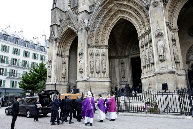 Des porteurs transportent le cercueil de Bernadette Chirac, veuve de l'ancien président français Jacques Chirac, au début de la cérémonie funéraire à la basilique Sainte-Clotilde, à Paris, le 12 juin 2026 ( AFP / STEPHANE DE SAKUTIN )