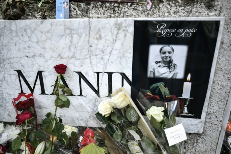 Des fleurs déposées devant l'immeuble dans lequel résidait Lola, 12 ans, dont le corps a été découvert dans une malle dans le 19e arrondissement à Paris, le 20 octobre 2022 ( AFP / STEPHANE DE SAKUTIN )